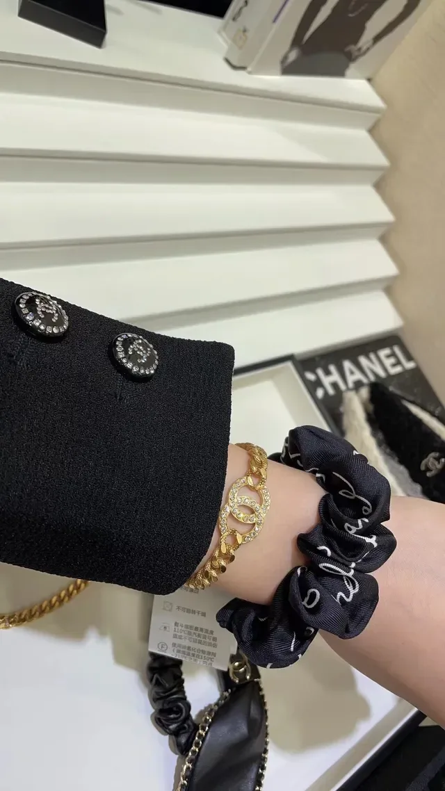 Chanel Bracelet Triple CC Chaîne Curb Cristal Ton Or 5