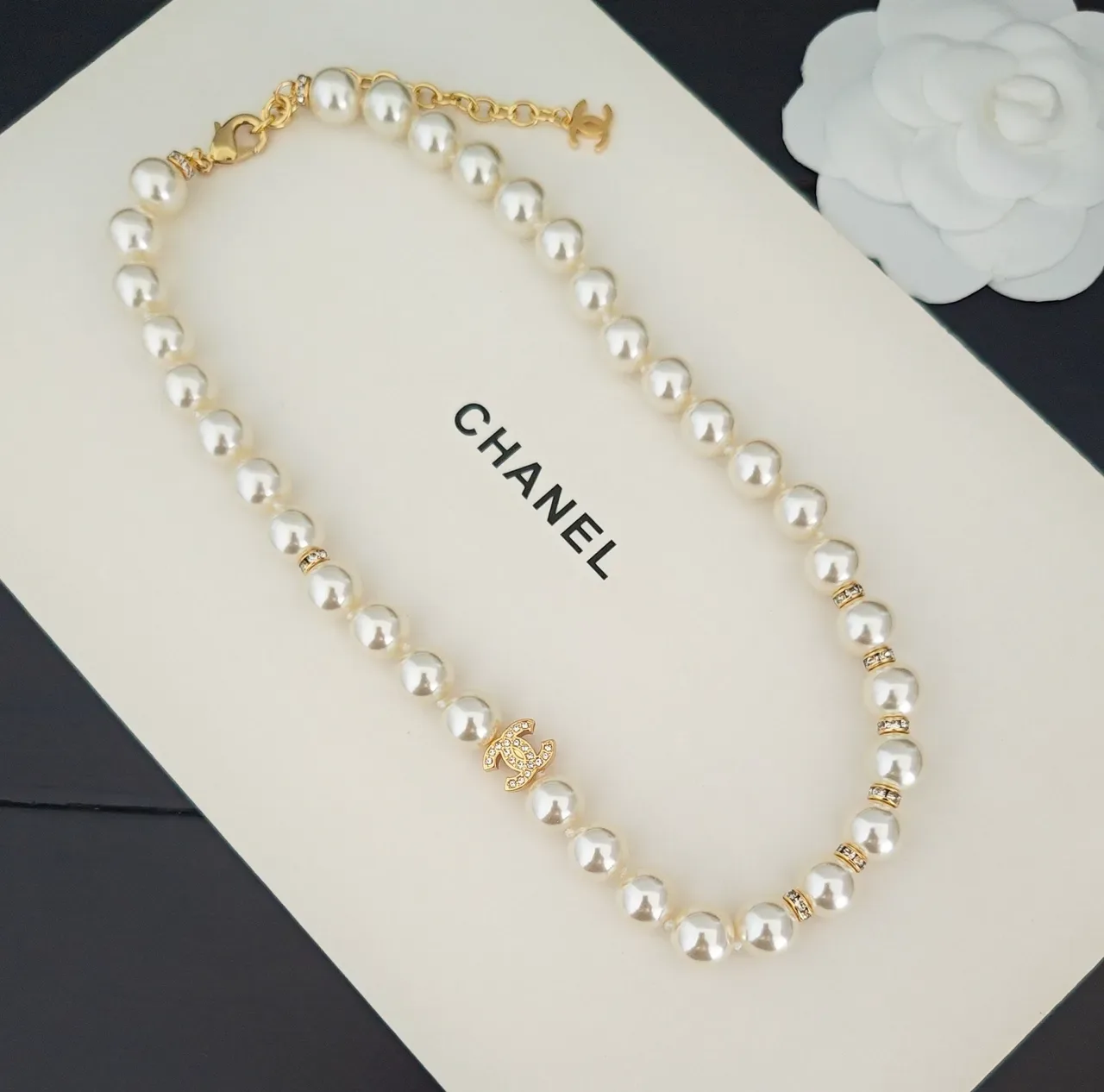 Collier Chanel en or blanc avec perles et charms CC 2
