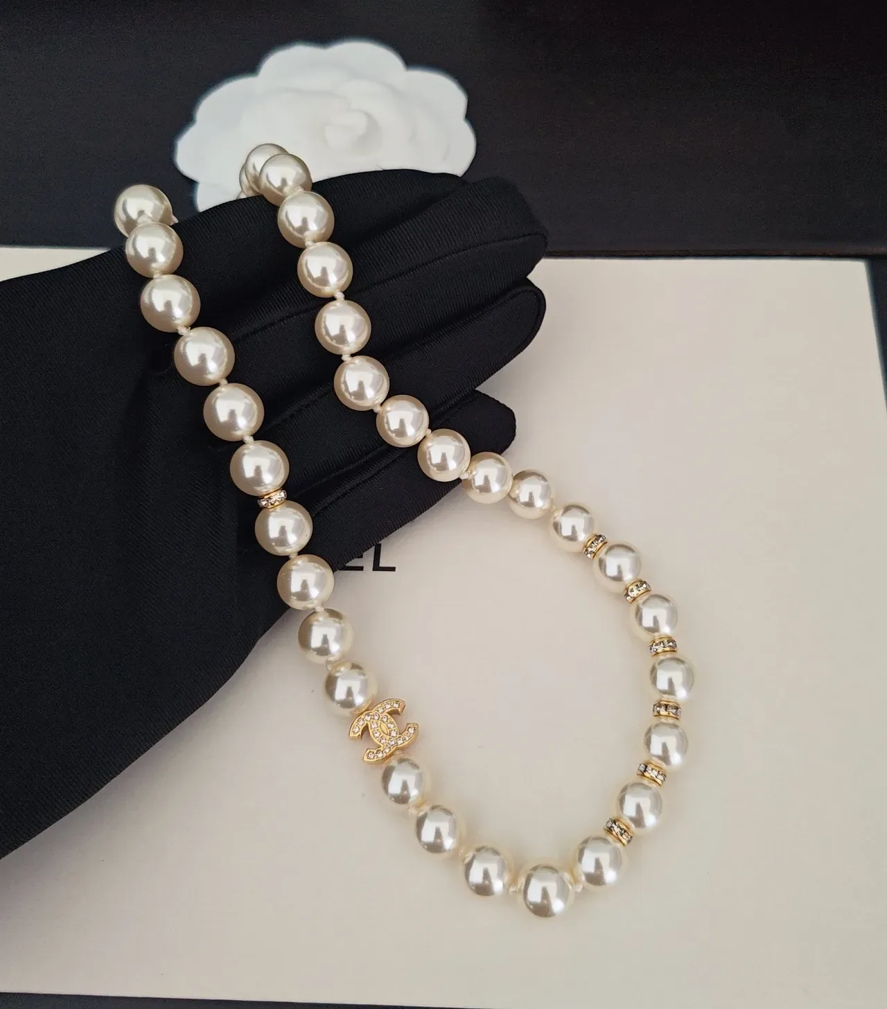 Collier Chanel en or blanc avec perles et charms CC 3