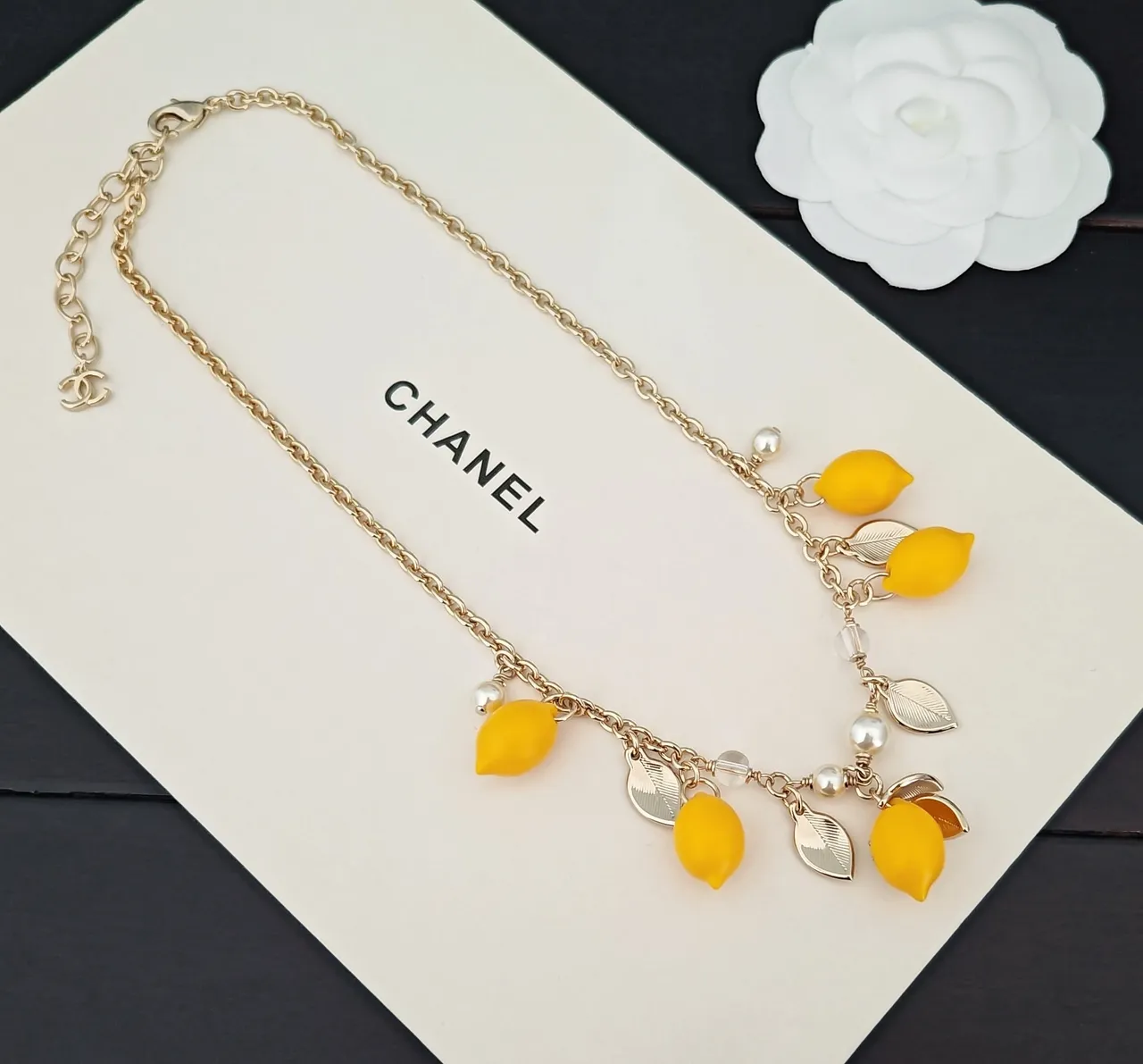 Chanel Collier en or jaune avec chaîne curb chain et charms de citron en résine 2