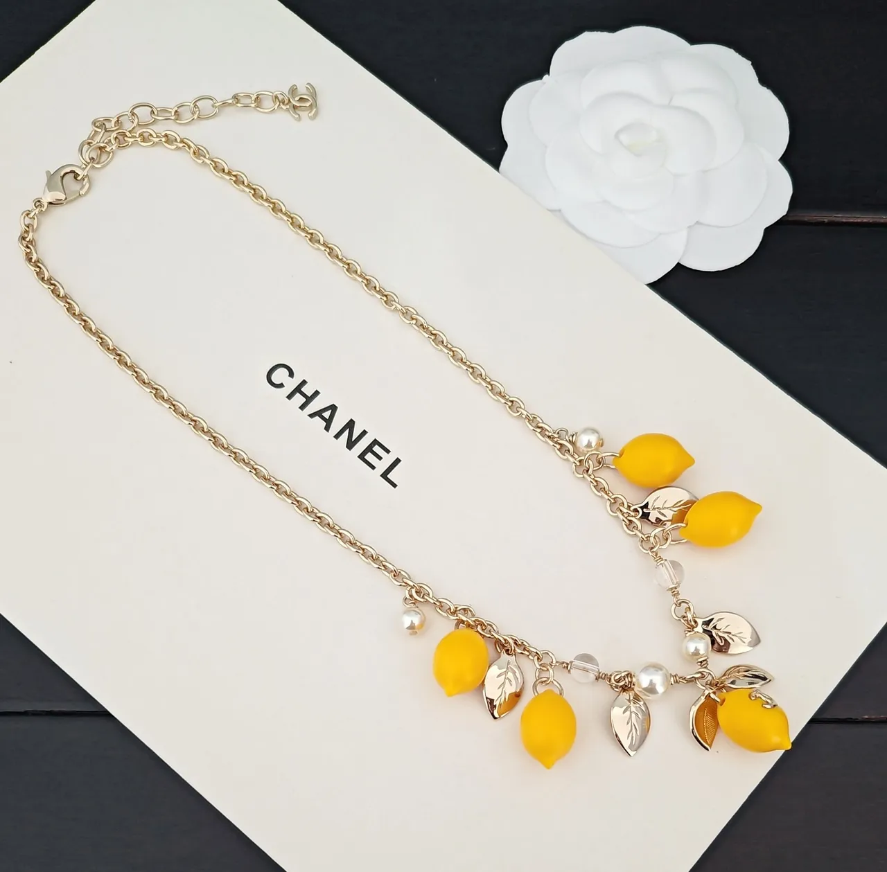 Chanel Collier en or jaune avec chaîne curb chain et charms de citron en résine 3