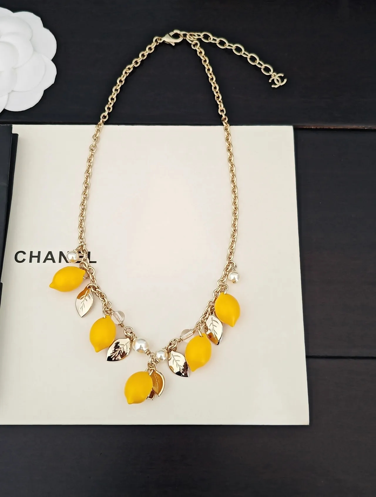 Chanel Collier en or jaune avec chaîne curb chain et charms de citron en résine 4