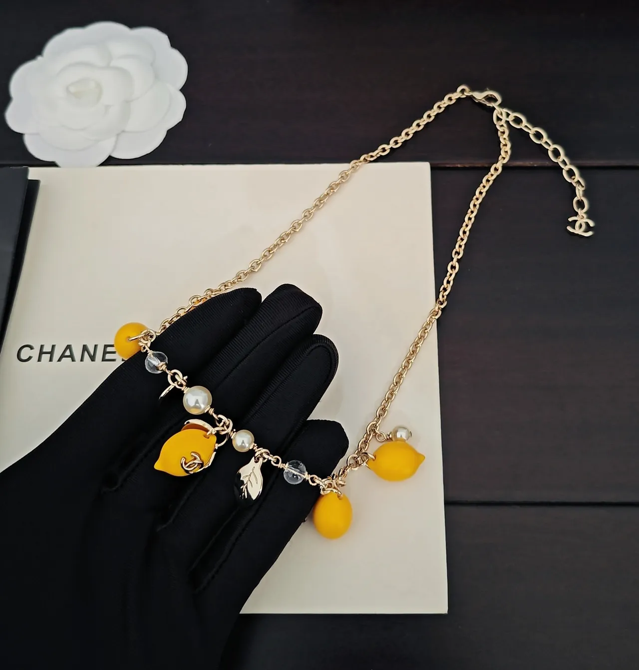Chanel Collier en or jaune avec chaîne curb chain et charms de citron en résine 5
