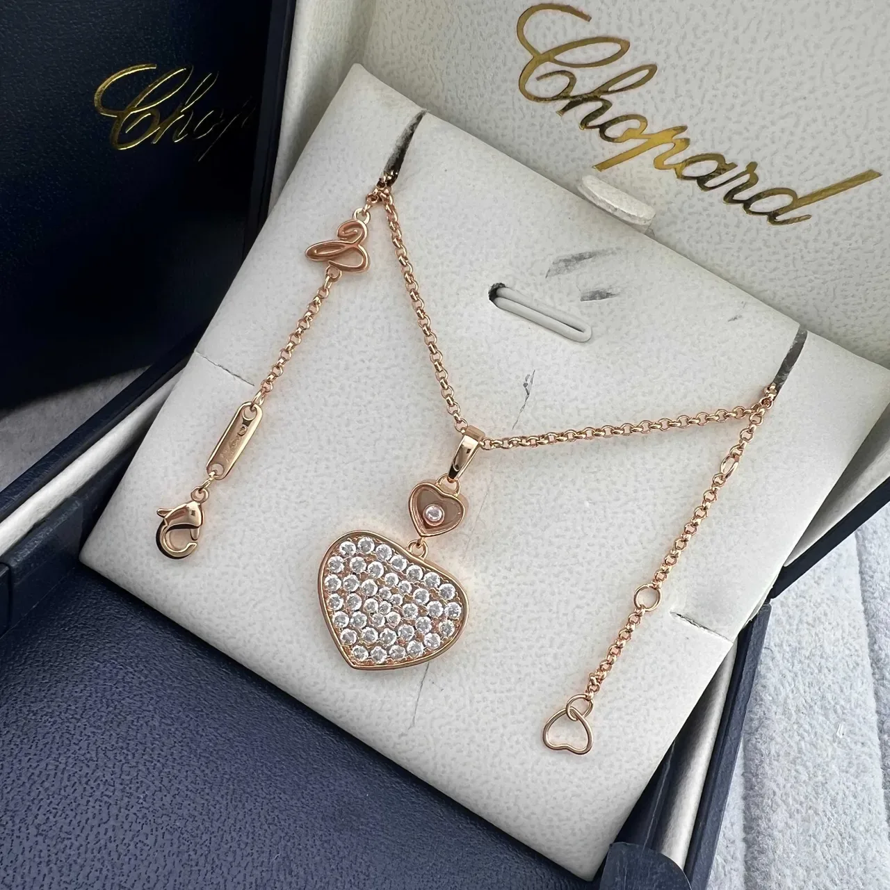 Collier avec pendentifs de cœur Pavé-Set en or et argent motif flottant Chopard Happy Hearts 4
