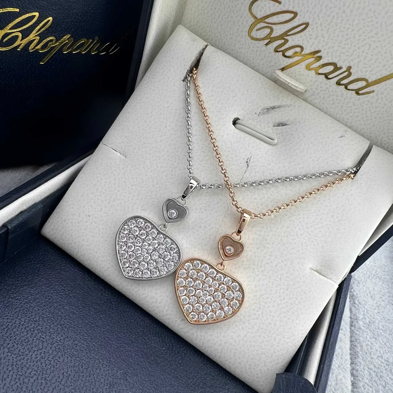 Collier avec pendentifs de cœur Pavé-Set en or et argent motif flottant Chopard Happy Hearts 7