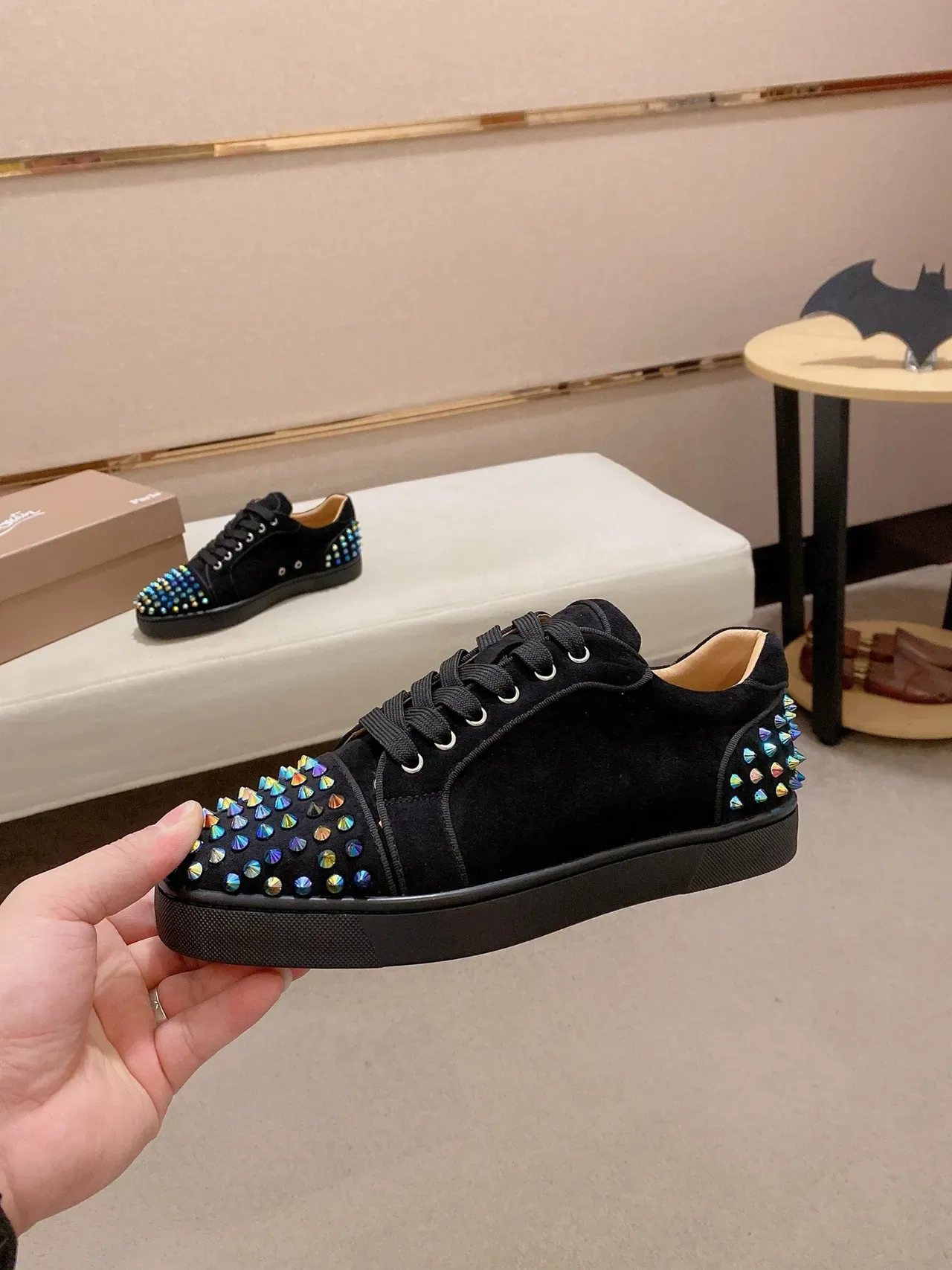 Christian Louboutin Sneakers Lifestyle Daim Noir Multicolore Iridescent Clous Coniques 3