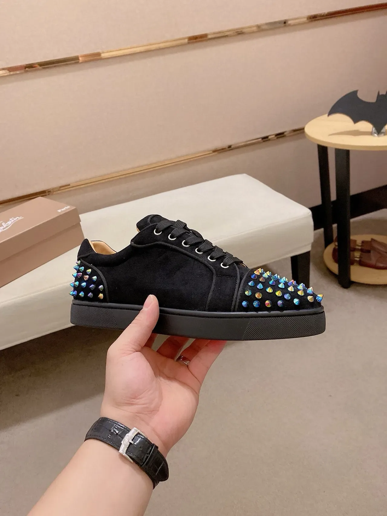 Christian Louboutin Sneakers Lifestyle Daim Noir Multicolore Iridescent Clous Coniques 4