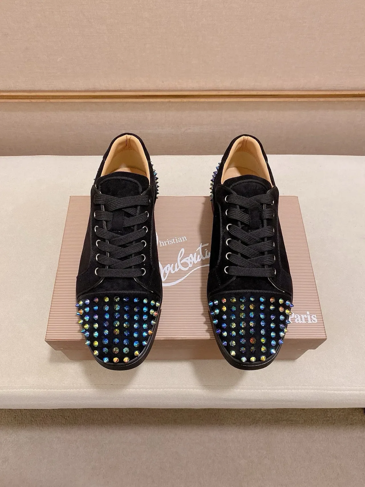 Christian Louboutin Sneakers Lifestyle Daim Noir Multicolore Iridescent Clous Coniques 7