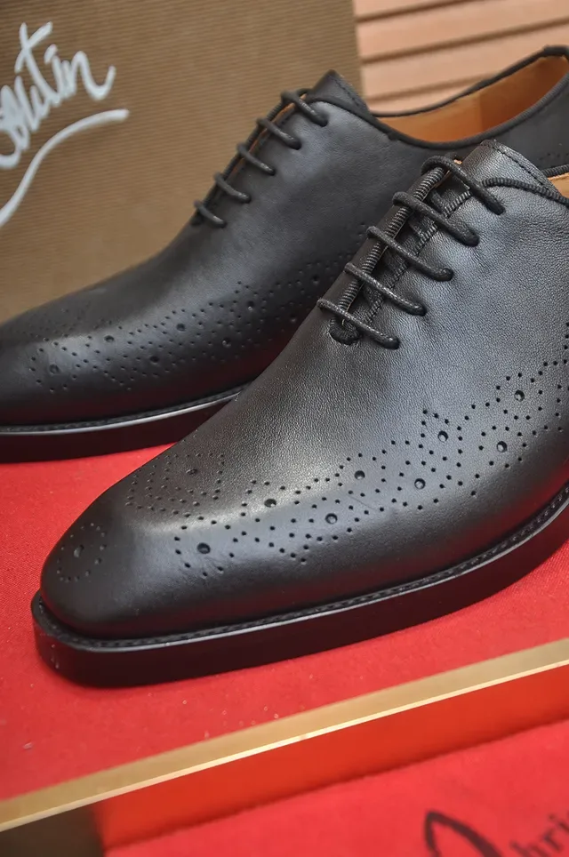 Christian Louboutin Preto e Vermelho Couro Perforações Completas Brogue 2