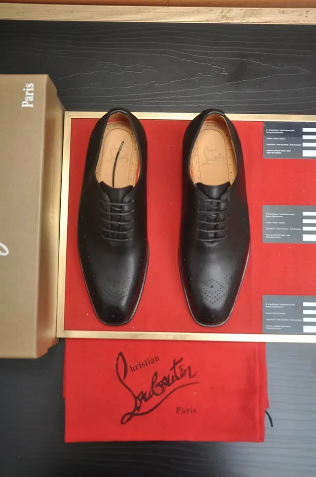 Christian Louboutin Preto e Vermelho Couro Perforações Completas Brogue 5