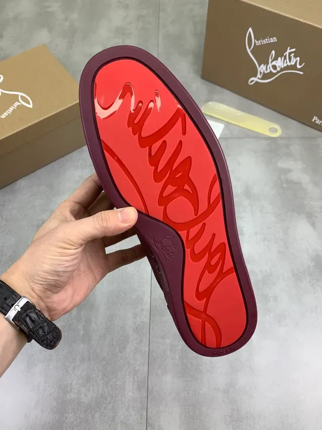 Christian Louboutin Louis Spikes Sneakers lifestyle em camurça borgonha 2