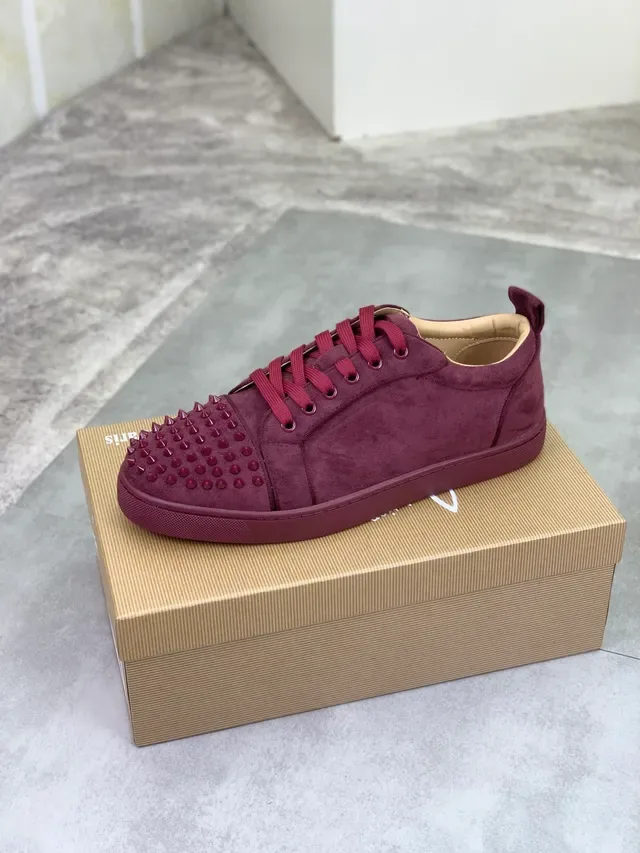 Christian Louboutin Louis Spikes Sneakers lifestyle em camurça borgonha 4