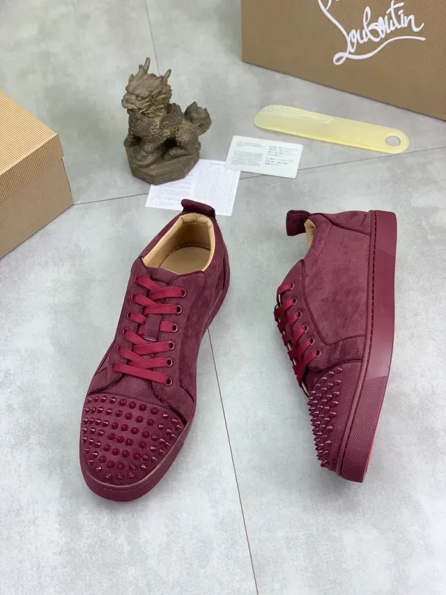 Christian Louboutin Louis Spikes Sneakers lifestyle em camurça borgonha 5