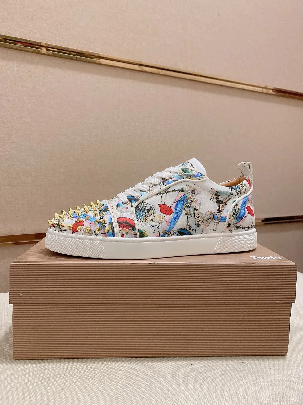 Christian Louboutin Tênis Lifestyle Branco Multicolor com Ponta Studded e Estampa Pintoresca 1