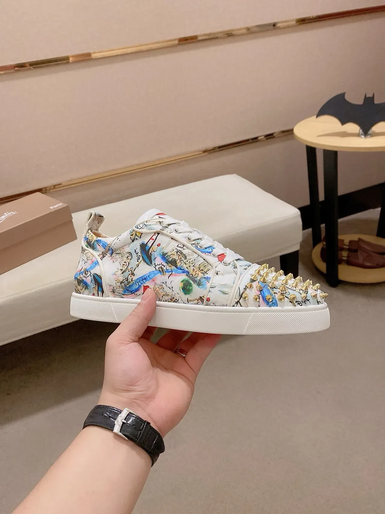 Christian Louboutin Tênis Lifestyle Branco Multicolor com Ponta Studded e Estampa Pintoresca 4
