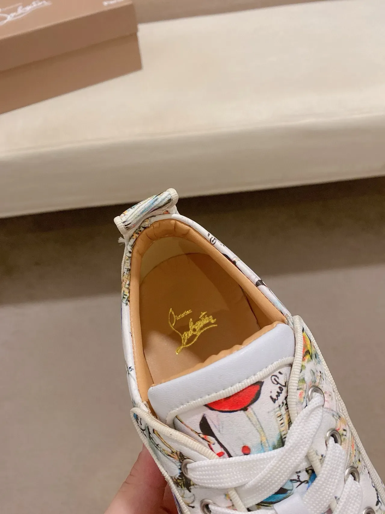 Christian Louboutin Tênis Lifestyle Branco Multicolor com Ponta Studded e Estampa Pintoresca 6