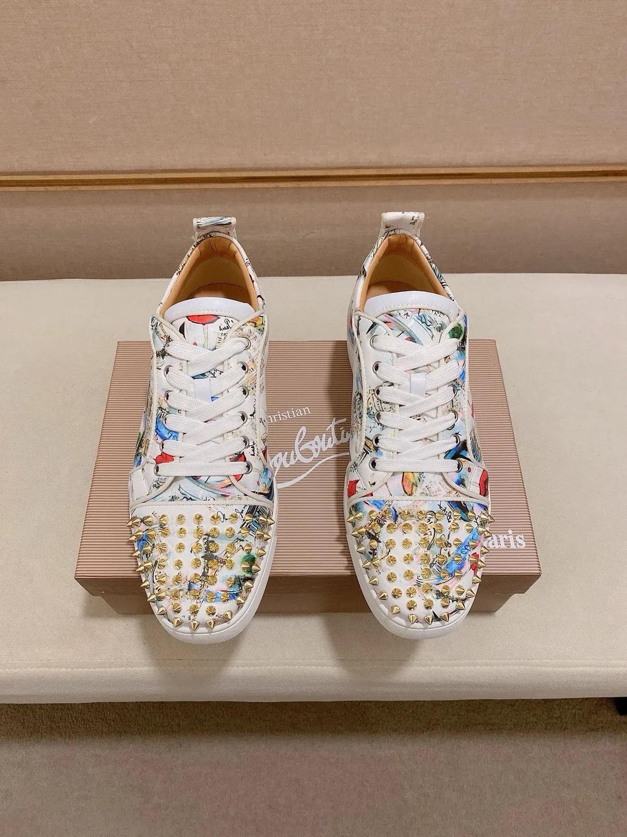 Christian Louboutin Tênis Lifestyle Branco Multicolor com Ponta Studded e Estampa Pintoresca 7