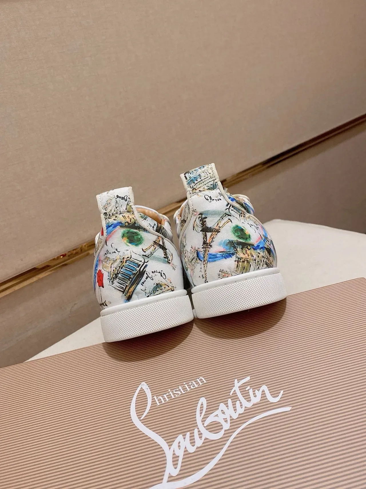 Christian Louboutin Tênis Lifestyle Branco Multicolor com Ponta Studded e Estampa Pintoresca 8