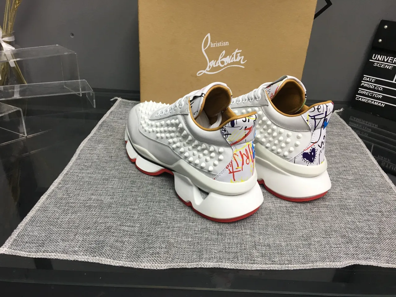 Christian Louboutin Sneakers chunky avec empeigne cuir blanc et rouge clouté, semelle sculptée 3