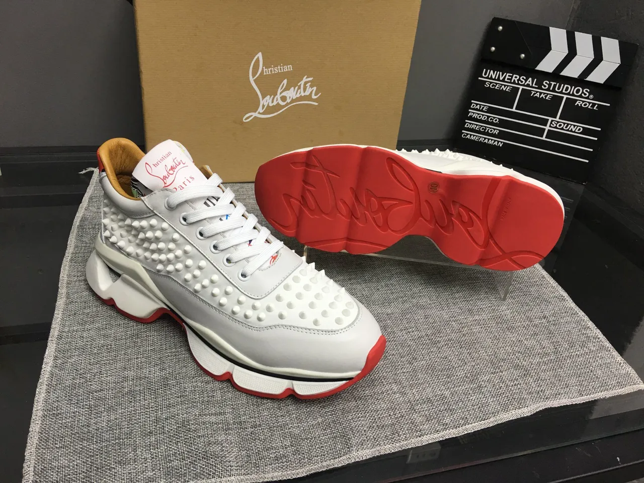Christian Louboutin Sneakers chunky avec empeigne cuir blanc et rouge clouté, semelle sculptée 4
