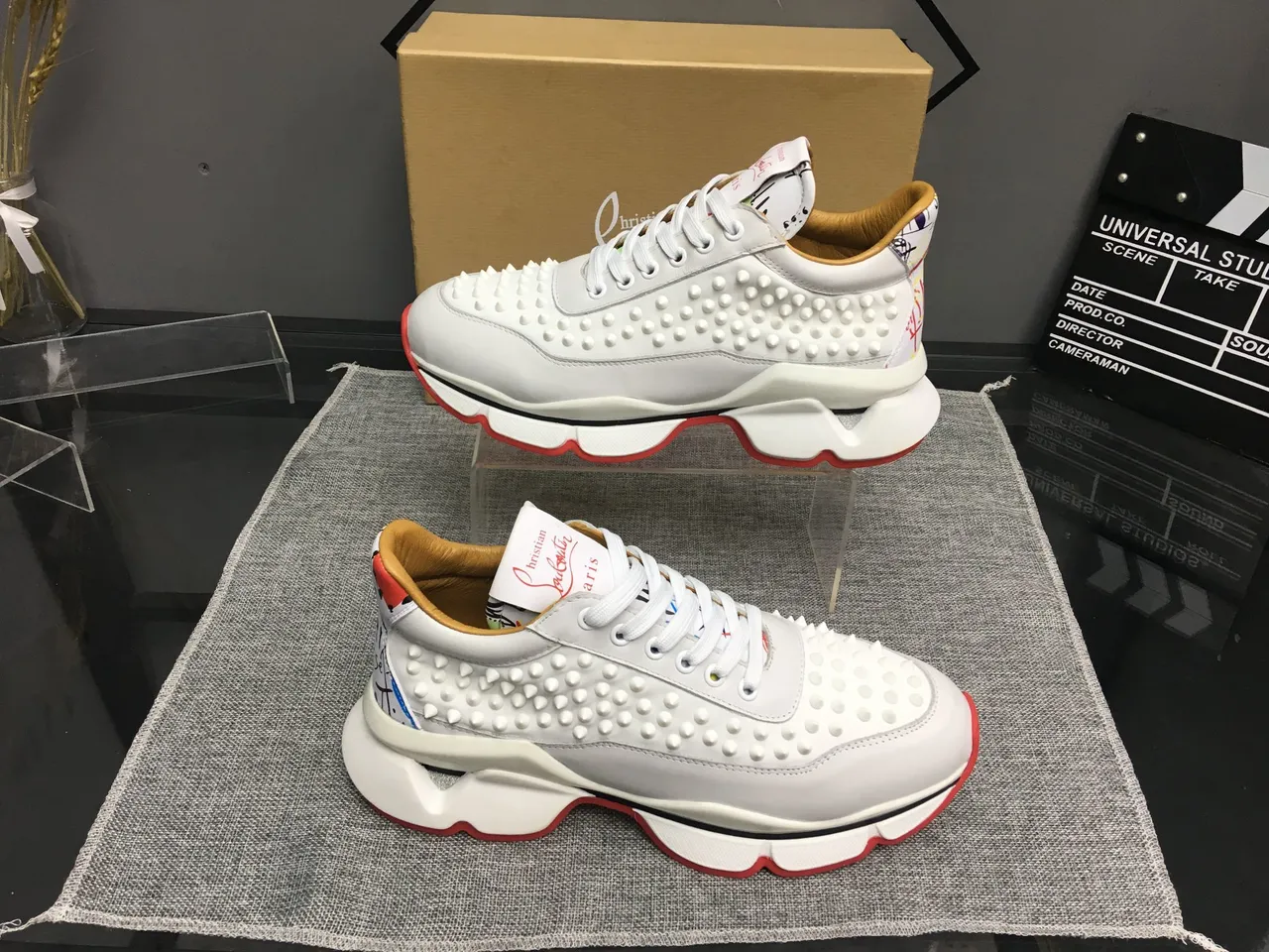 Christian Louboutin Sneakers chunky avec empeigne cuir blanc et rouge clouté, semelle sculptée 5