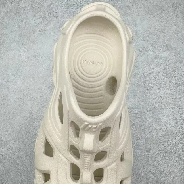 Crocs بيج رغوة مصبوكة مهواة مقطوعات كلوق 6