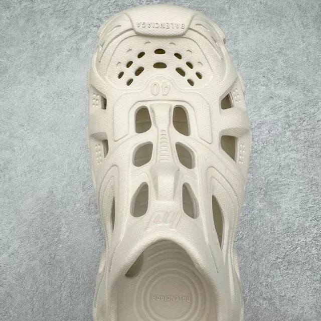 Crocs بيج رغوة مصبوكة مهواة مقطوعات كلوق 7