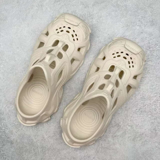 Crocs بيج رغوة مصبوكة مهواة مقطوعات كلوق 8