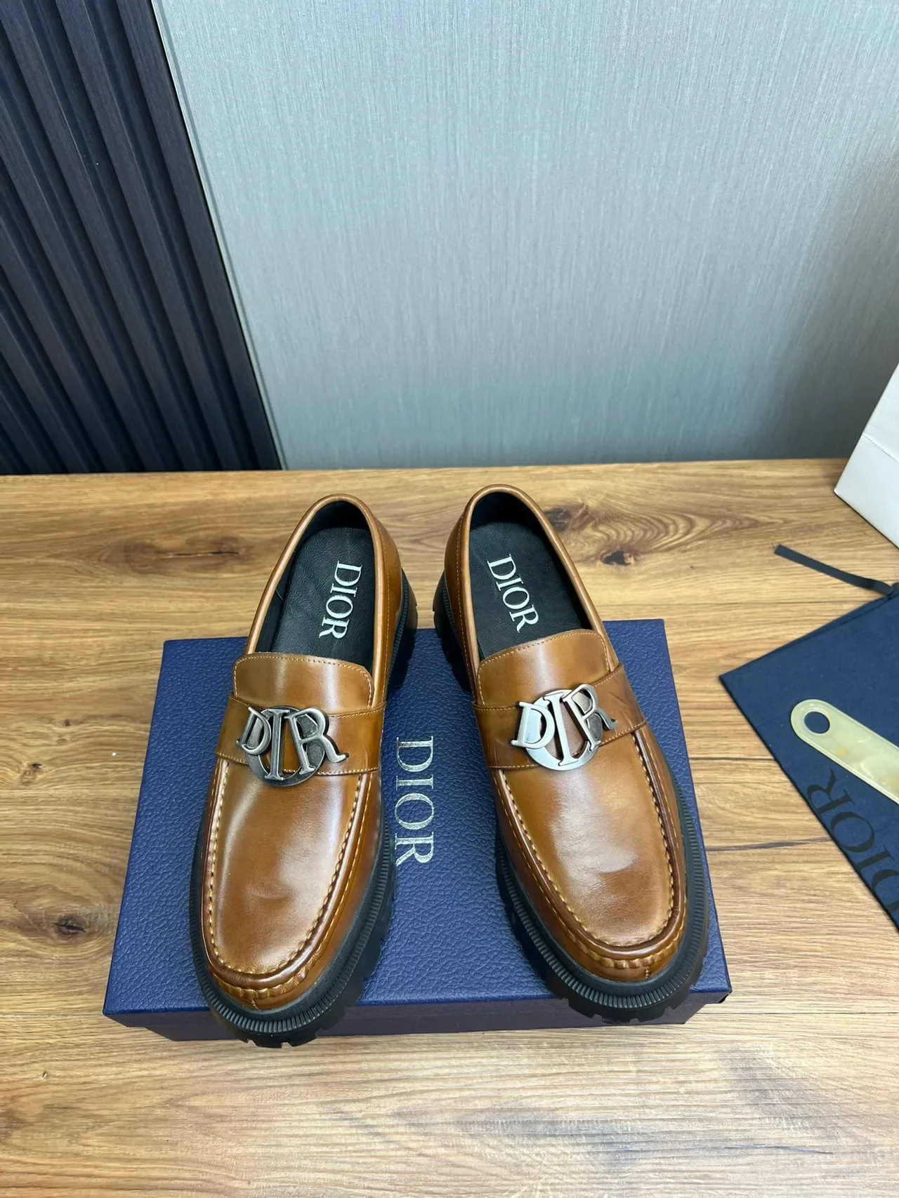 Dior B27 Loafer Cuir Tan Boucle Métal Semelle Chunky 2