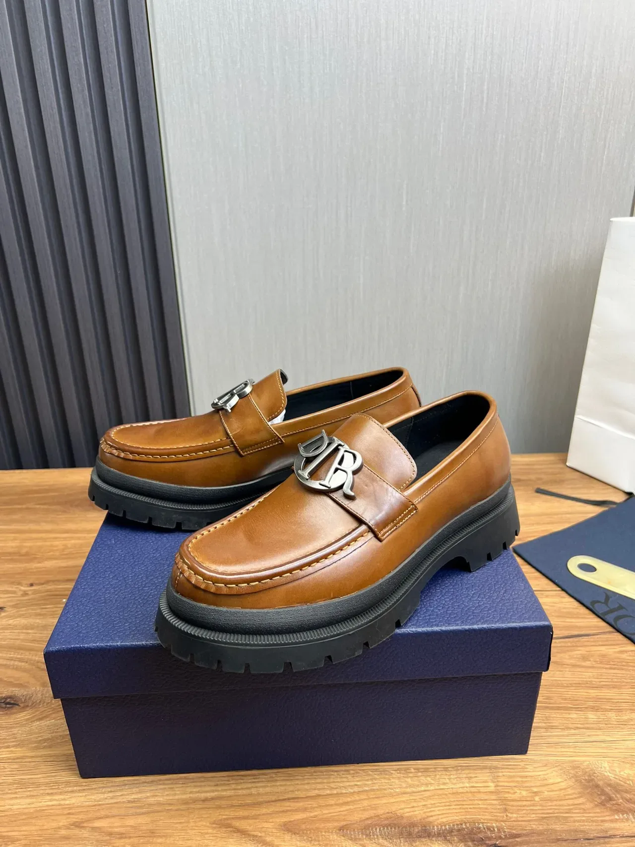 Dior B27 Loafer Cuir Tan Boucle Métal Semelle Chunky 3