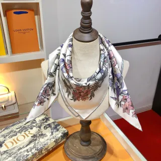 Dior फ्लोरल बोटैनिकल प्रिंट सिल्क स्कार्फ