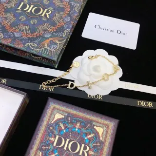 Dior सोने जैसी D चर्म कैमेलिया कंगन
