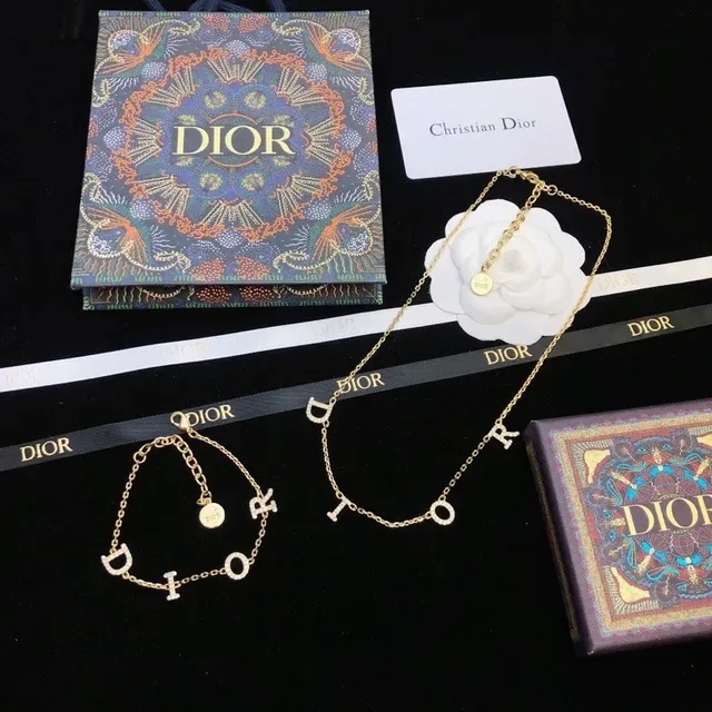 Dior Pulseira Charm D Camélia dourada 3