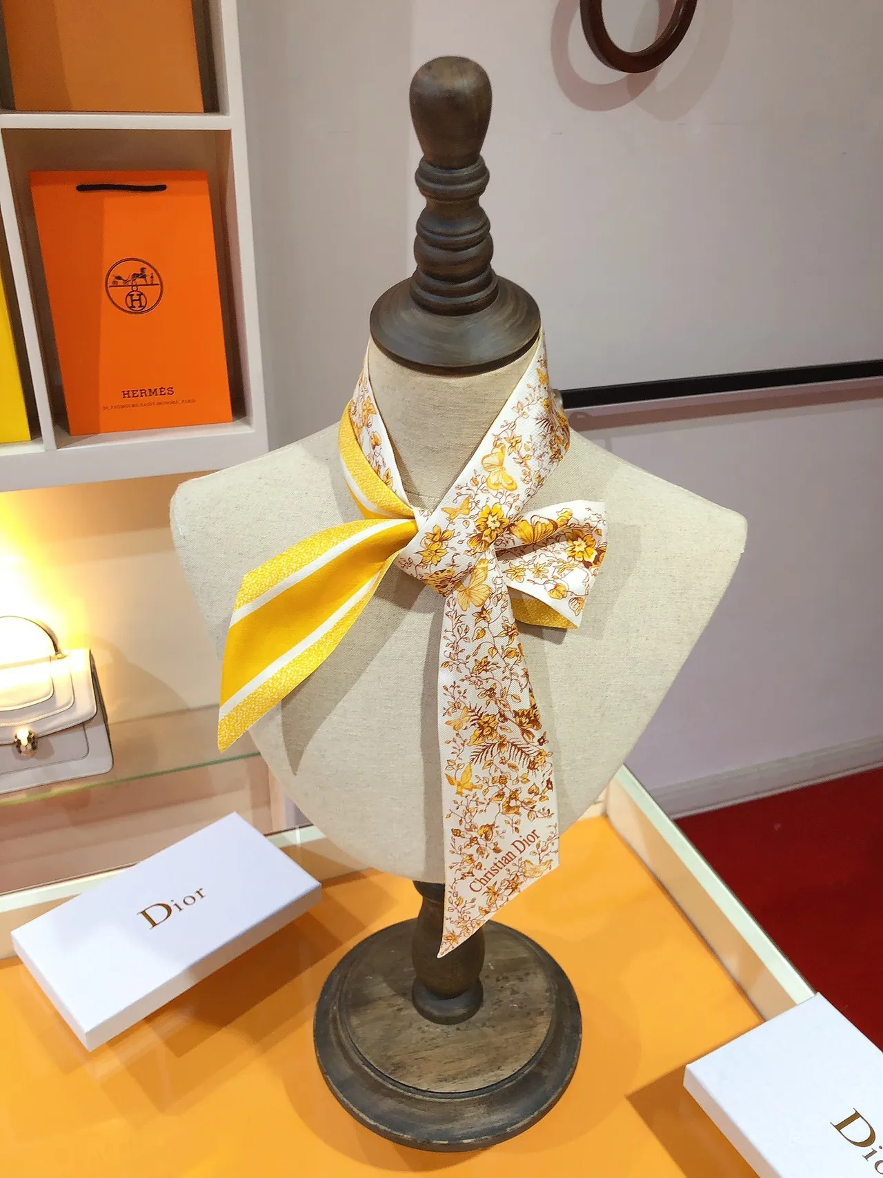 Dior Mitzah Écharpe en Soie à Motif Papillon Imprimé Blanc Or Twill 2