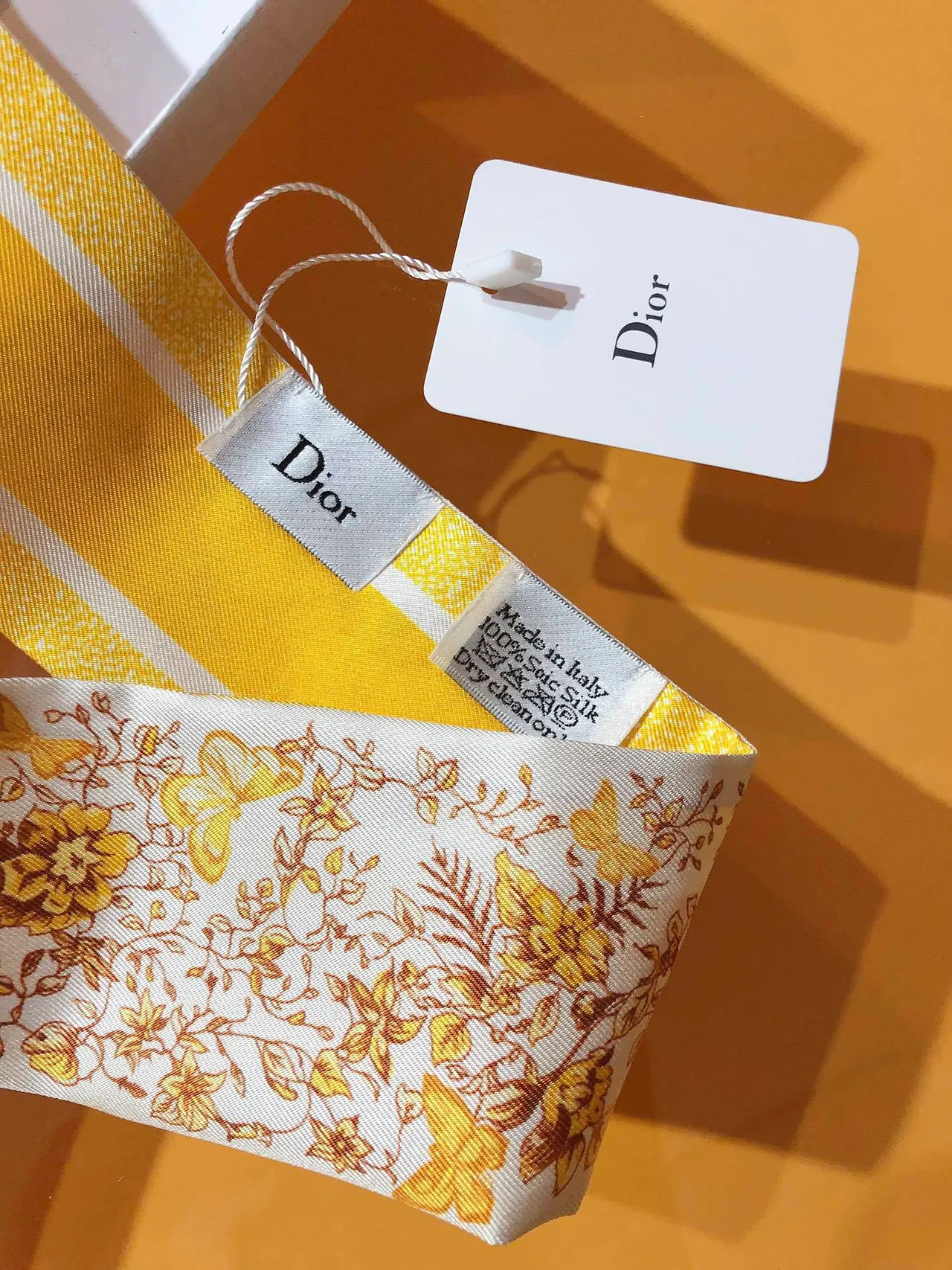 Dior Mitzah Écharpe en Soie à Motif Papillon Imprimé Blanc Or Twill 7