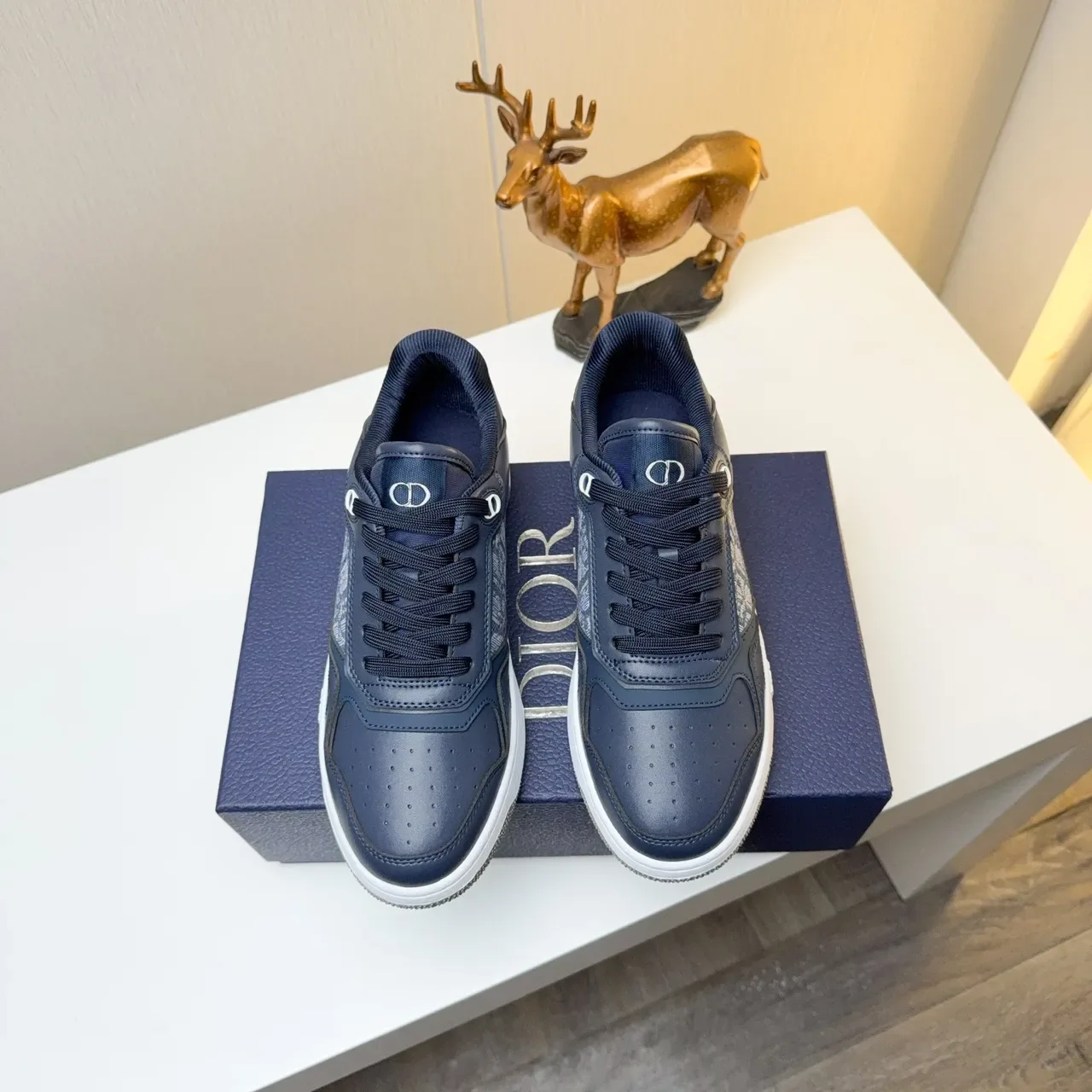 Dior Chaussures Lifestyle Bleu Marine Blanc en Cuir et Jacquard avec Embout Perforé 4