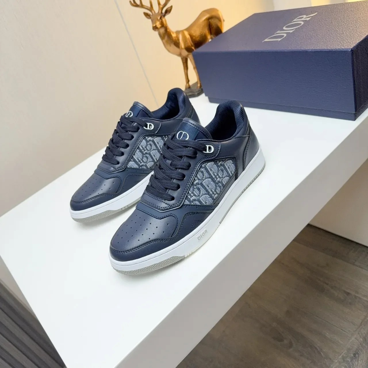 Dior Chaussures Lifestyle Bleu Marine Blanc en Cuir et Jacquard avec Embout Perforé 5