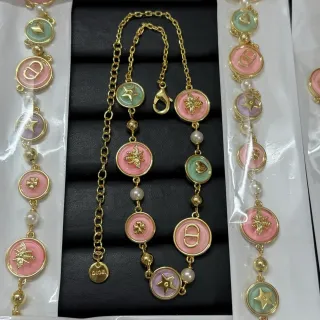 Collier Dior Chaîne Dorée avec Charms de Disques Émaillés Rose