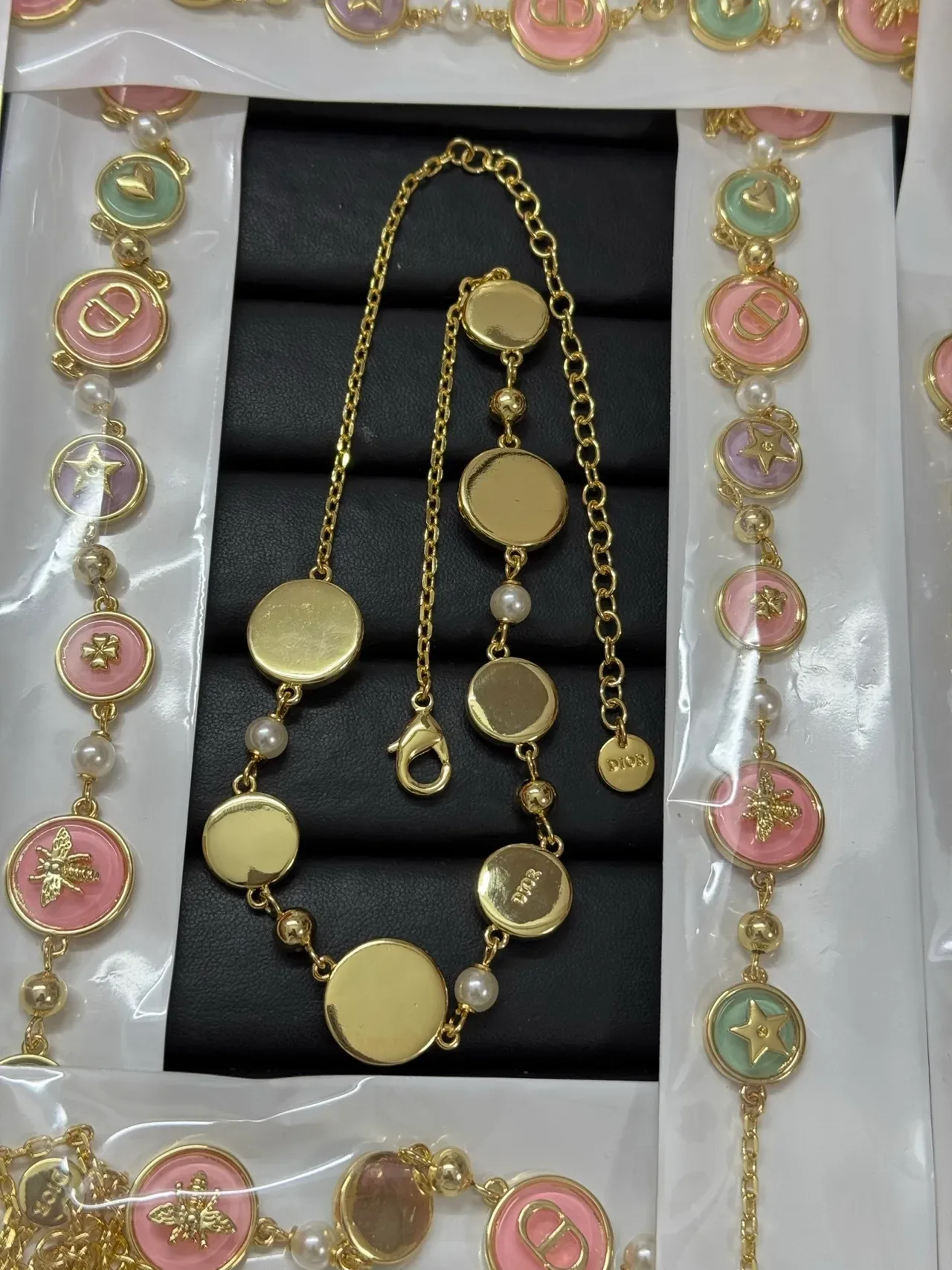 迪奥粉色金色链条珐琅圆盘吊坠项链 2
