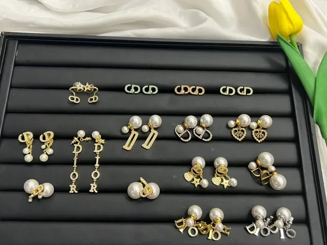 Dior Rose des Vents Chaîne Dorée et Blanche avec Charms de Logo 2