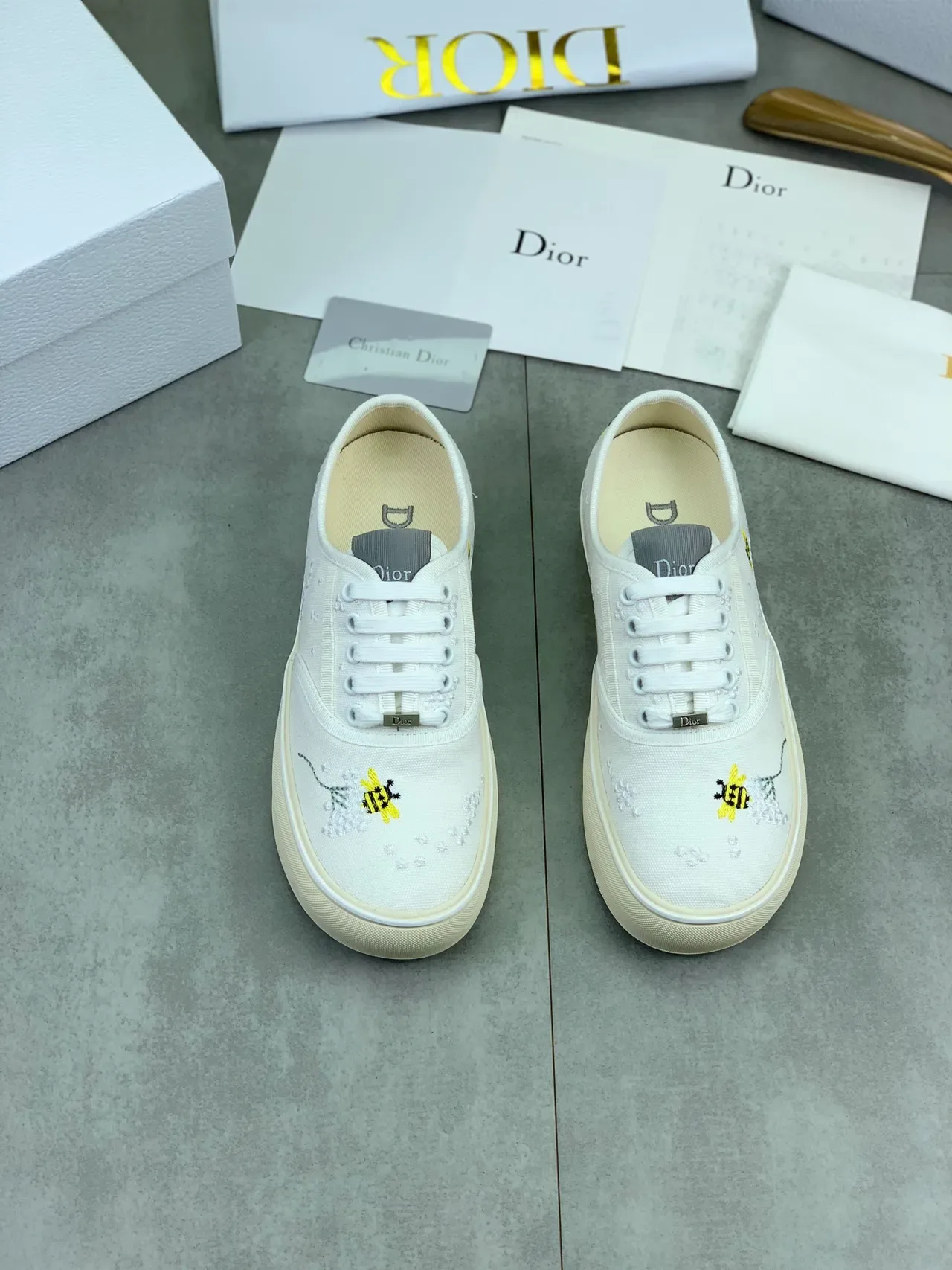 Dior Blanc Beige Broderie Motif Abeille Perles Florales Sneakers Lifestyle 4