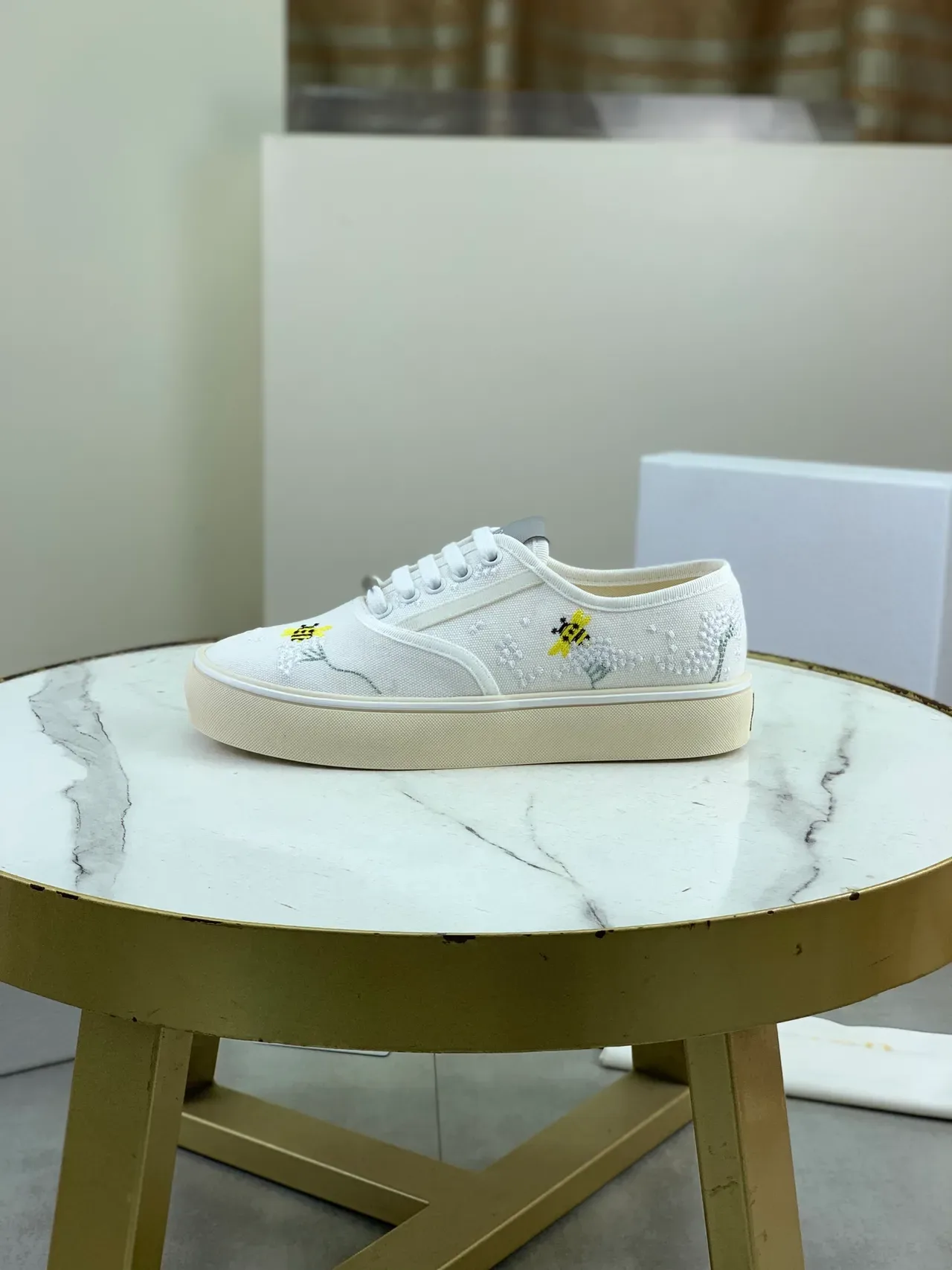Dior Blanc Beige Broderie Motif Abeille Perles Florales Sneakers Lifestyle 5