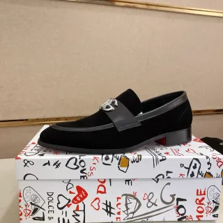 Dolce & Gabbana काला और लाल साबर अपर लोफर