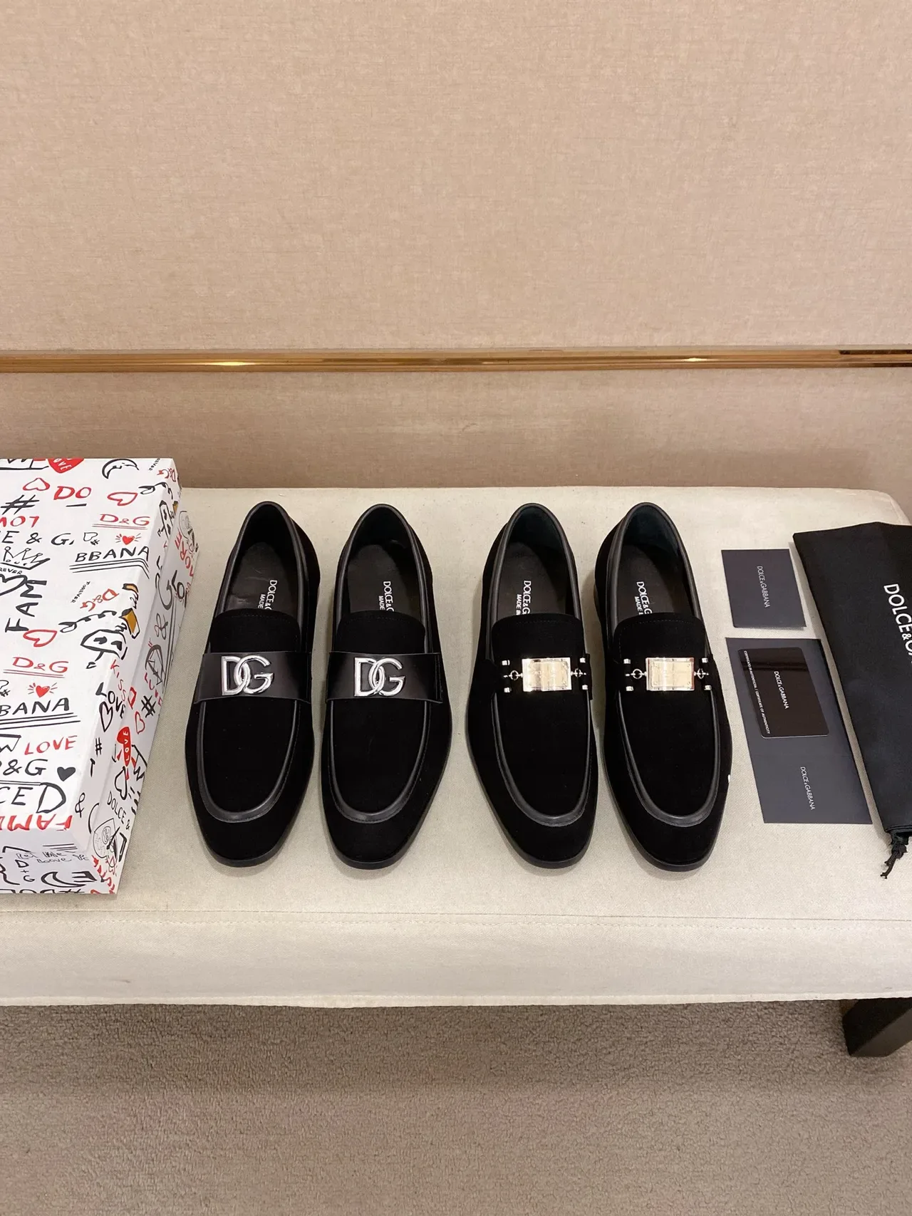 Dolce & Gabbana काला और लाल साबर अपर लोफर 2
