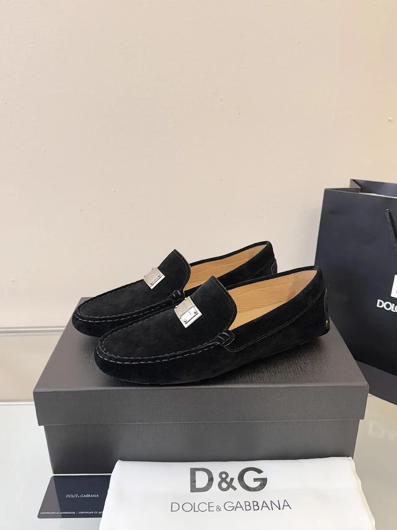 Dolce & Gabbana Loafer Preto Dourado de Camurça com Detalhe de Placa de Metal 2