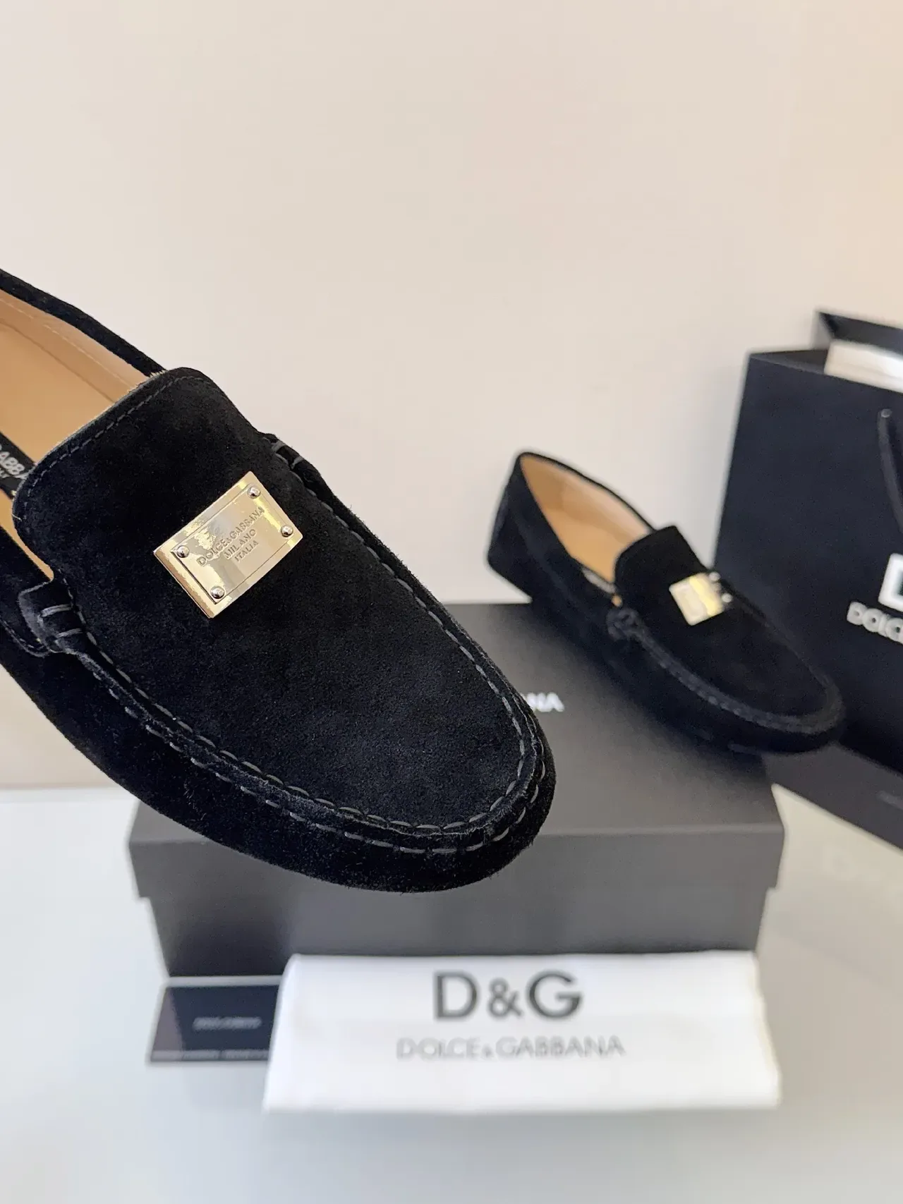 Dolce & Gabbana Loafer Preto Dourado de Camurça com Detalhe de Placa de Metal 3