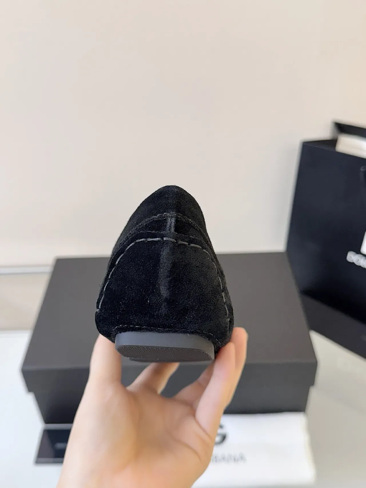Dolce & Gabbana Loafer Preto Dourado de Camurça com Detalhe de Placa de Metal 4
