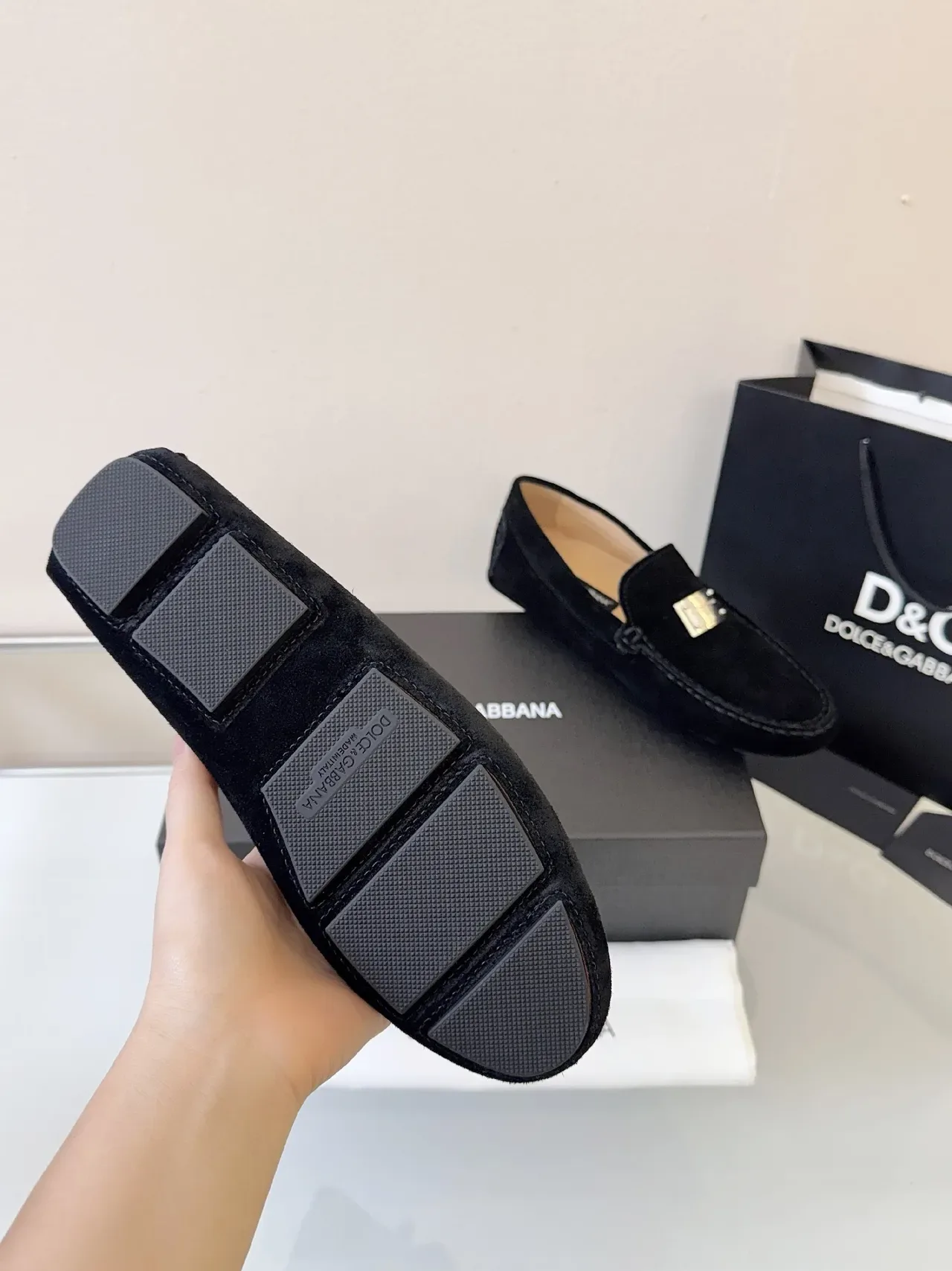 Dolce & Gabbana Loafer Preto Dourado de Camurça com Detalhe de Placa de Metal 5