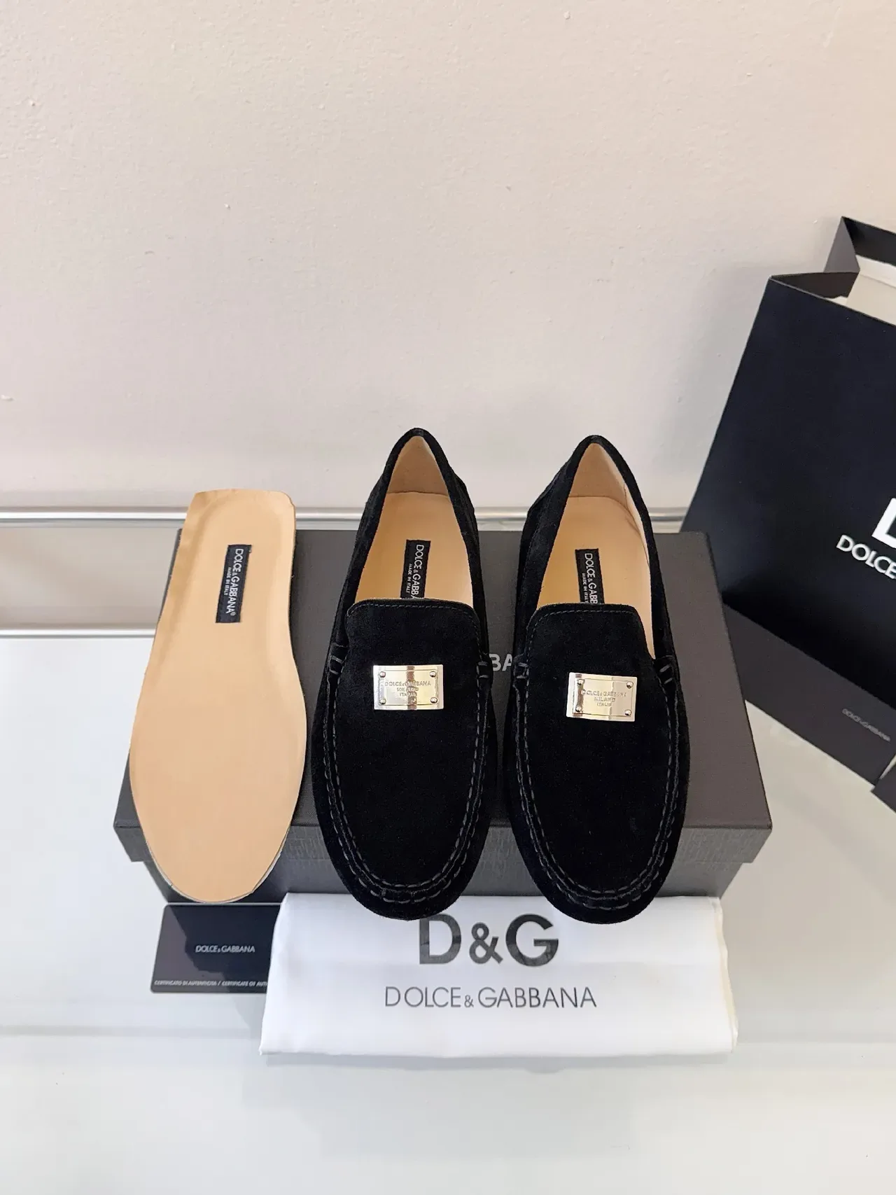 Dolce & Gabbana Loafer Preto Dourado de Camurça com Detalhe de Placa de Metal 6