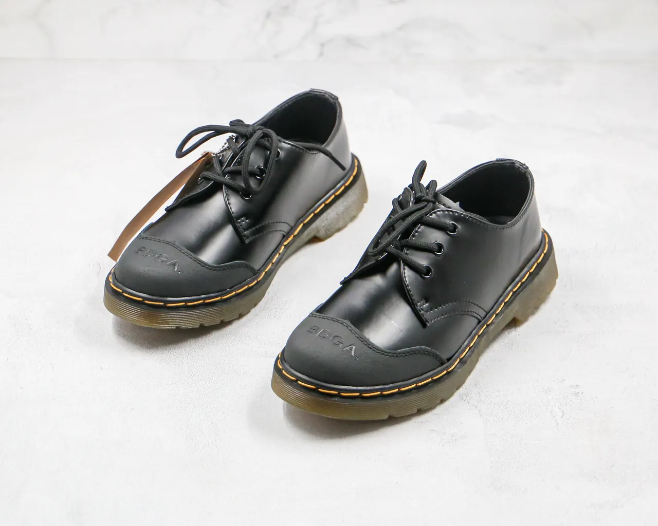 Dr. Martens 1461 Chaussures Oxford en cuir lisse noir et beige avec embout contrasté 7